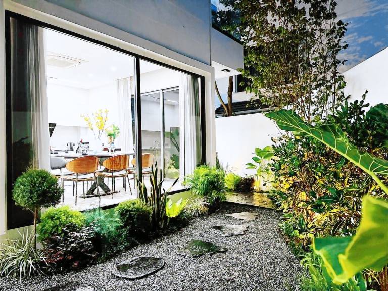 Vacation home with pool & yard — photo 4