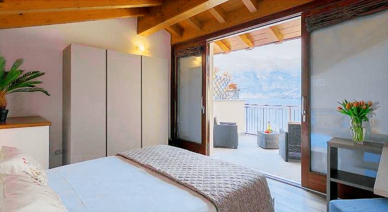 Holiday apartment with terrace | Dogs allowed in Lezzeno
