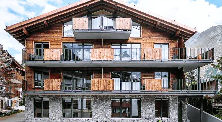Holiday apartment with sauna, yard & terrace in Saas Grund