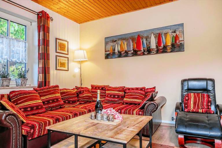 Früher Bahnhof, heute Feriendomizil: Ferienwohnung mit ca. 70 m² und verspieltem Charakter – ideal für Gäste, die Individualität und Atmosphäre schätzen. Mit überdachter Terrasse und Garten. — photo 5