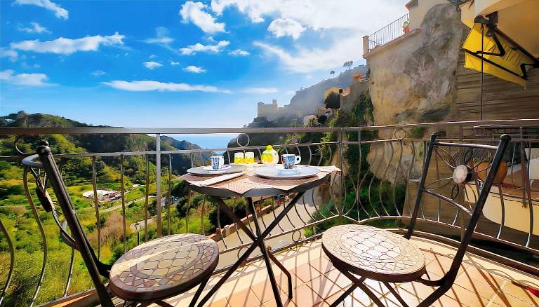 Dedicated room with fast internet | Sea view | Dogs allowed in Messina