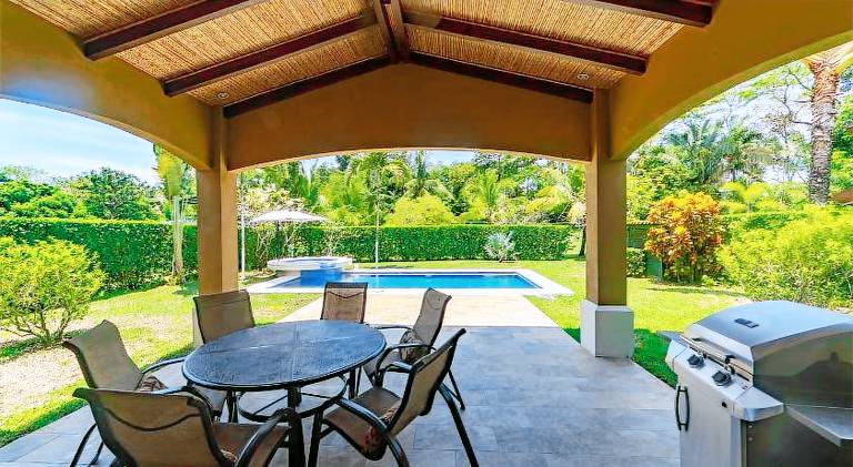 Villa with pool — photo 5