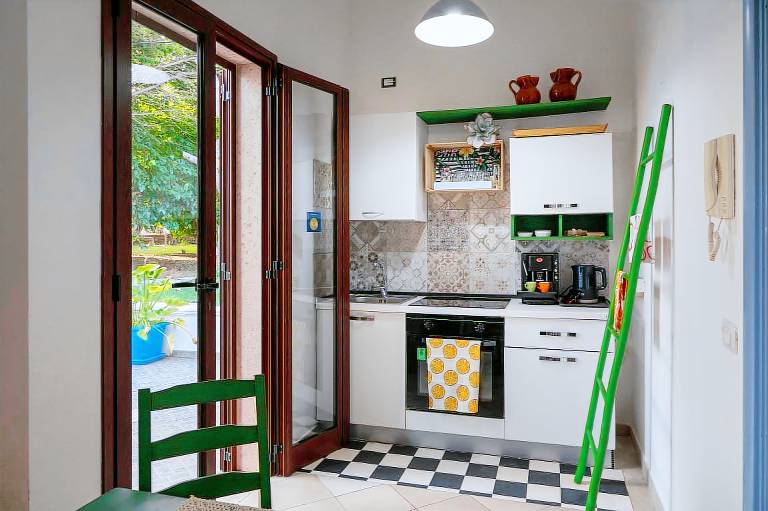 Villa with patio, yard & grill | Garden view — photo 4