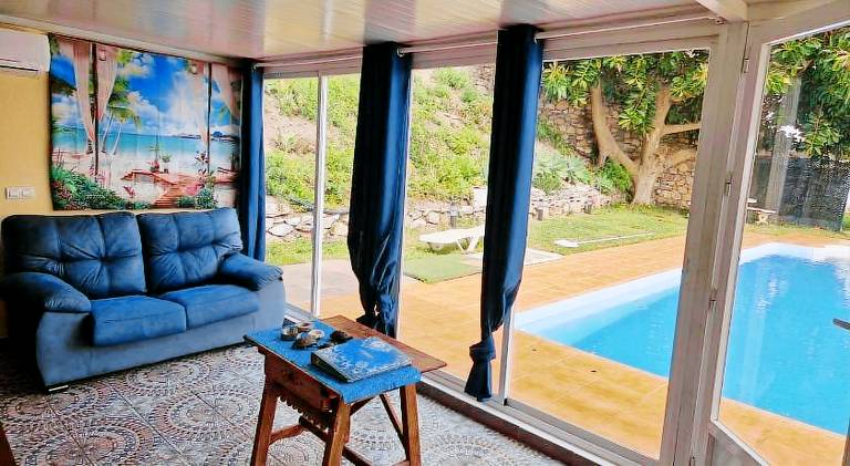 Vacation home with private pool, patio & barbecue | Close to the beach | Pet-friendly — photo 2