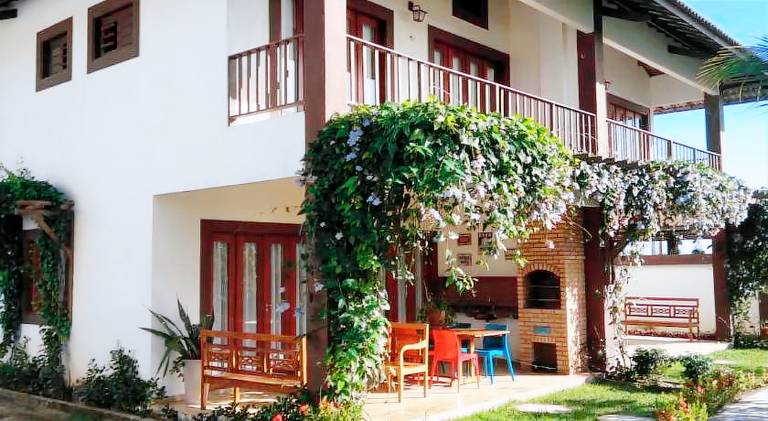 Ample vacation home with patio, pool & garden | Pet-friendly in Trairi