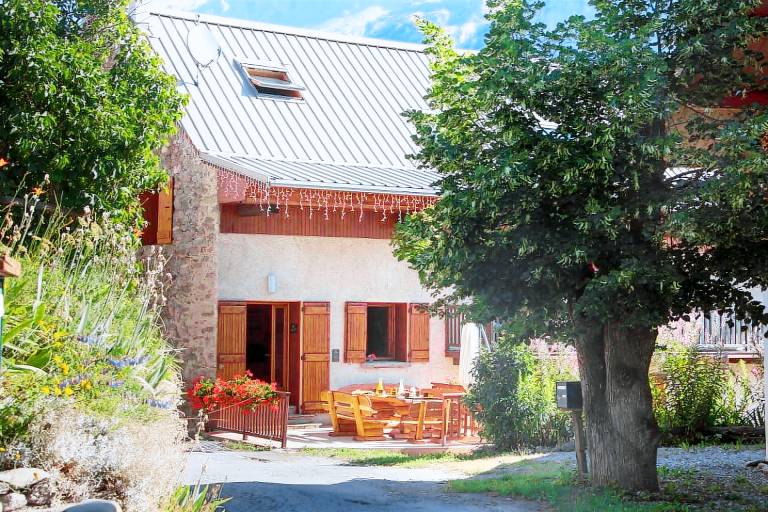 Gite with grill, garden & patio — photo 2