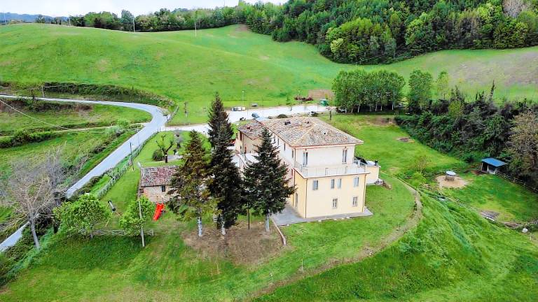 Agriturismo Antica corte: Carmenta camera matrimoniale con balcone — photo 4
