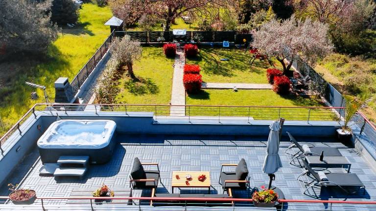 Villa with jacuzzi, patio & garden — photo 2