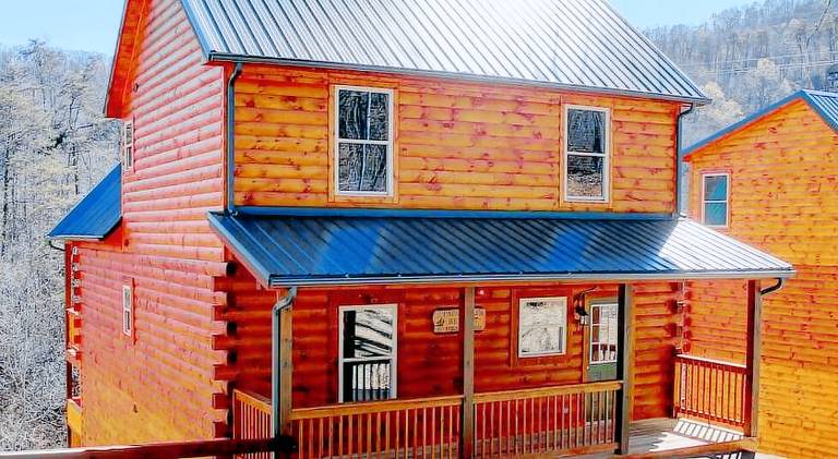 Vacation home with jacuzzi & grill in Pigeon Forge, TN