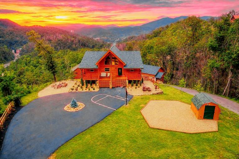 Bella Vista Cabin Gatlinburg Mtn Views Hot Tub ️ Fire Pit Owner Managed in Gatlinburg, TN