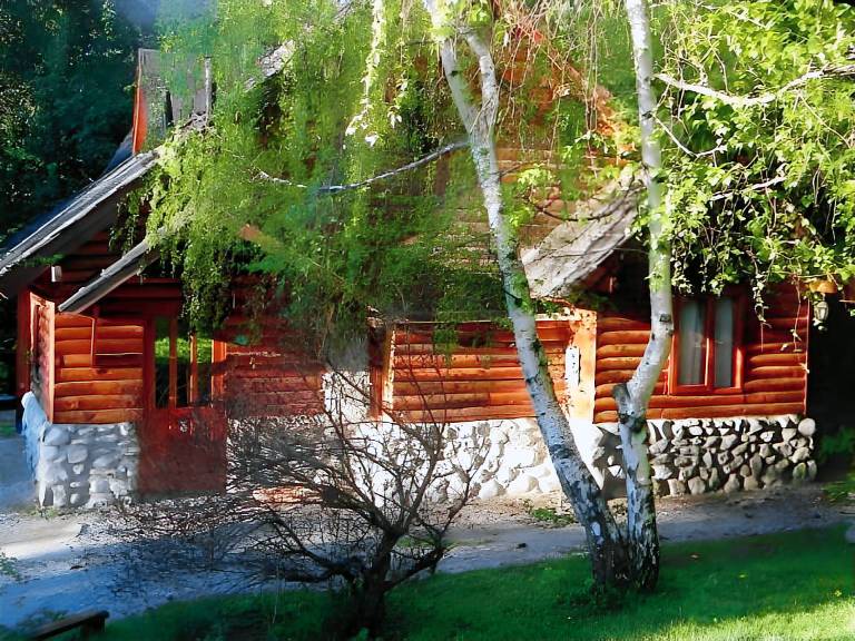 Lovely lodge with yard, pool & patio | Close to the beach | Pets are welcome in Villa La Angostura