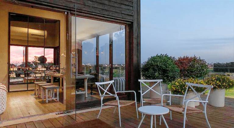 Apartment with pool, barbeque & yard — photo 3