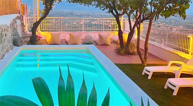OIKOS Guesthouse & Rooftop