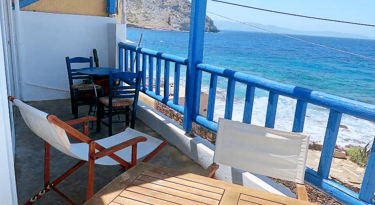 ROMANTIC HOUSE 6 STEPS FROM THE SEA in Sitia