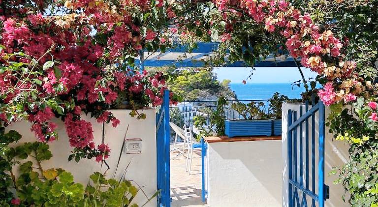 House with 3 rooms for 6 persons in Ponza