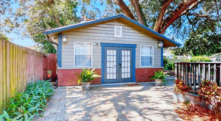 House with 1 room for 4 persons in Tampa, FL