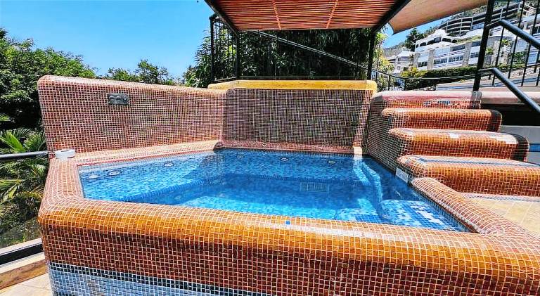 Villa with pool & jacuzzi — photo 4