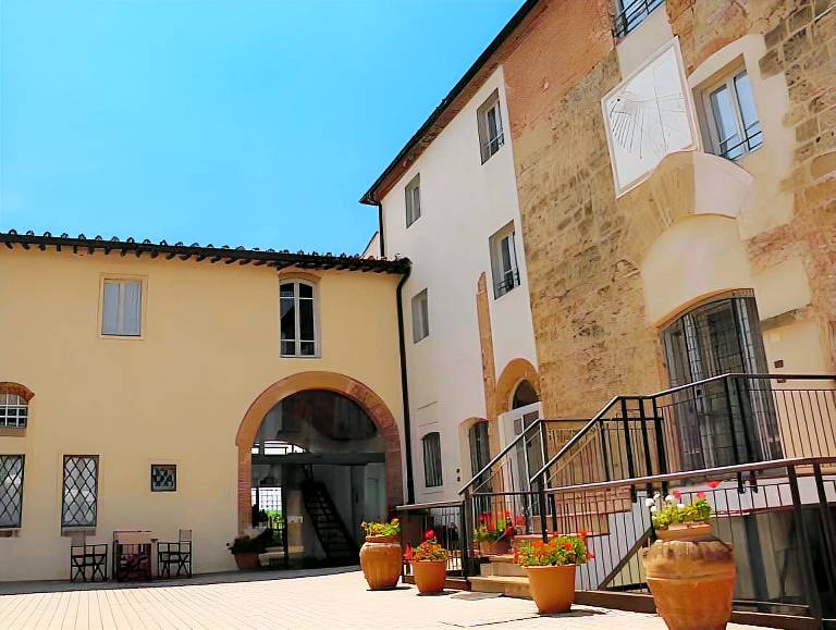 Serviced apartment with patio, private pool & garden in Poggibonsi