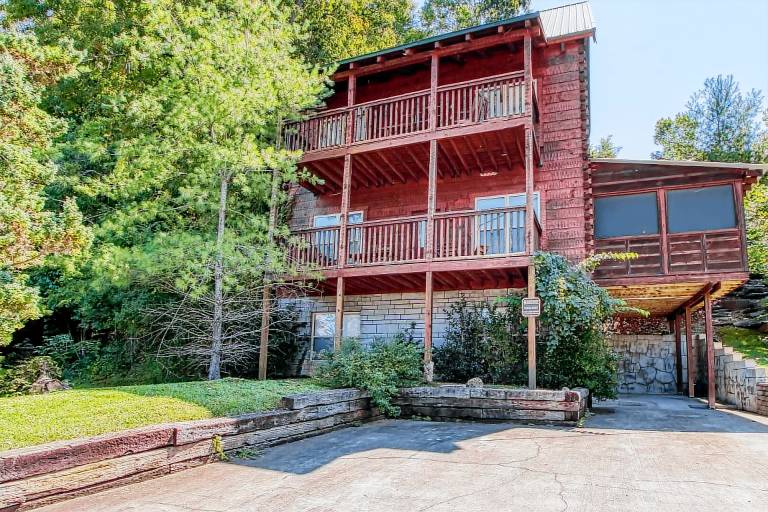 Cabin with private pool — photo 2
