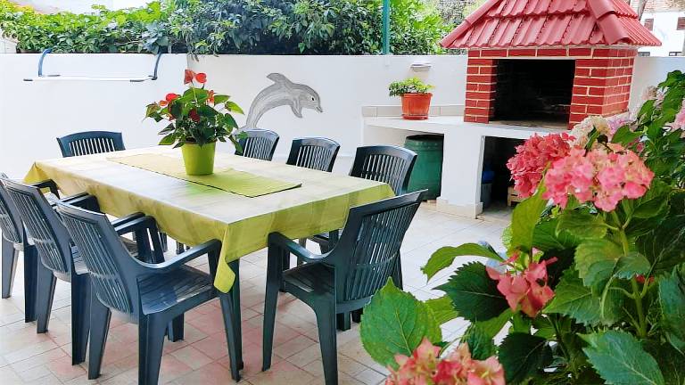 Fully equipped rental apartment with patio & barbecue | Beach nearby | Pets are welcome in Supetar
