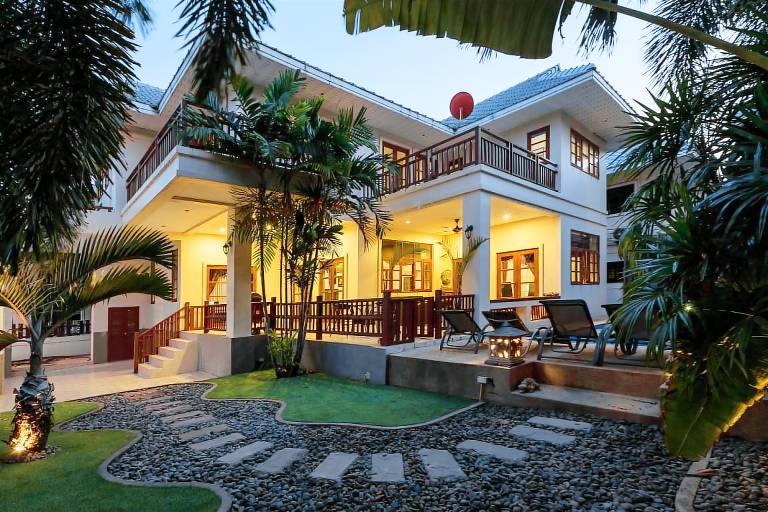 Villa with private pool, grill & yard — photo 4