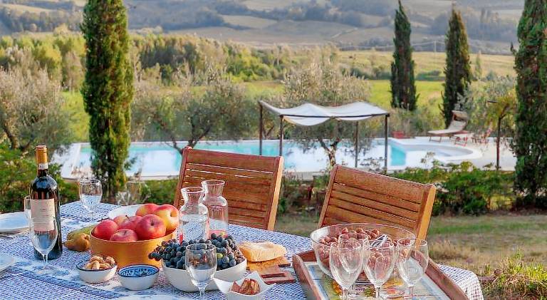 Holiday apartment with pool, yard & grill — photo 3
