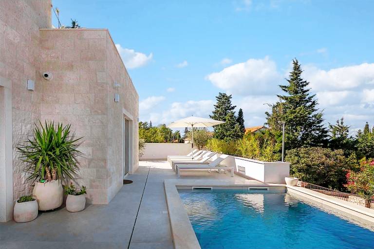 Villa with terrace, yard & grill in Supetar