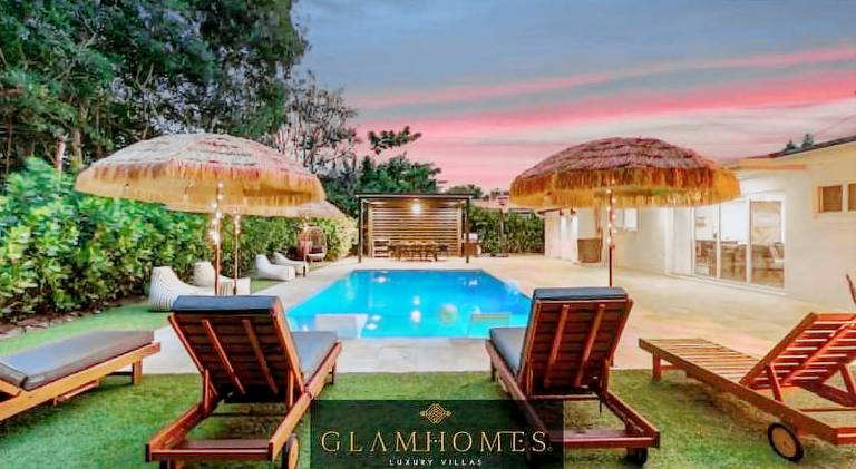 Vacation home with pool & patio in Aventura, FL