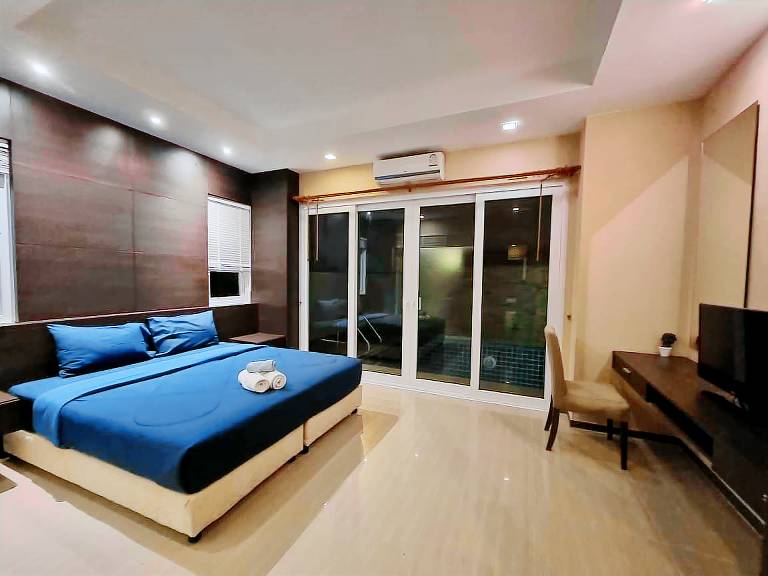 Villa with pool, grill & hot tub | Next to Mini Siam | Perfect for remote work — photo 2