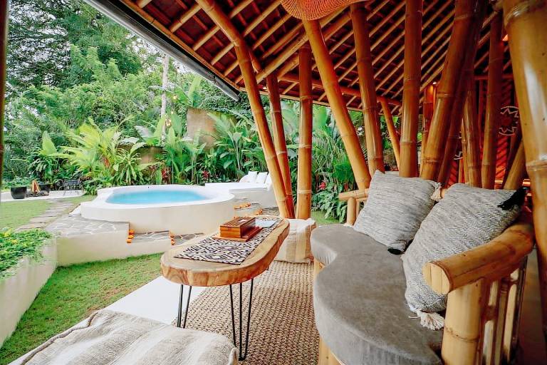 Vacation home with yard, pool & jacuzzi — photo 4