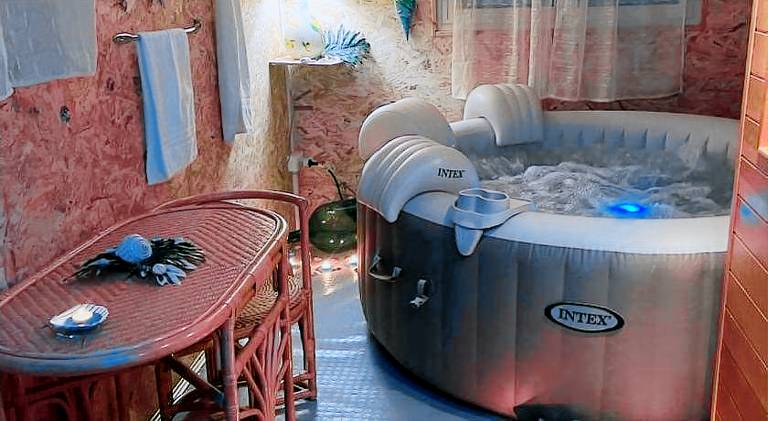 Chalet with pool & hot tub — photo 4