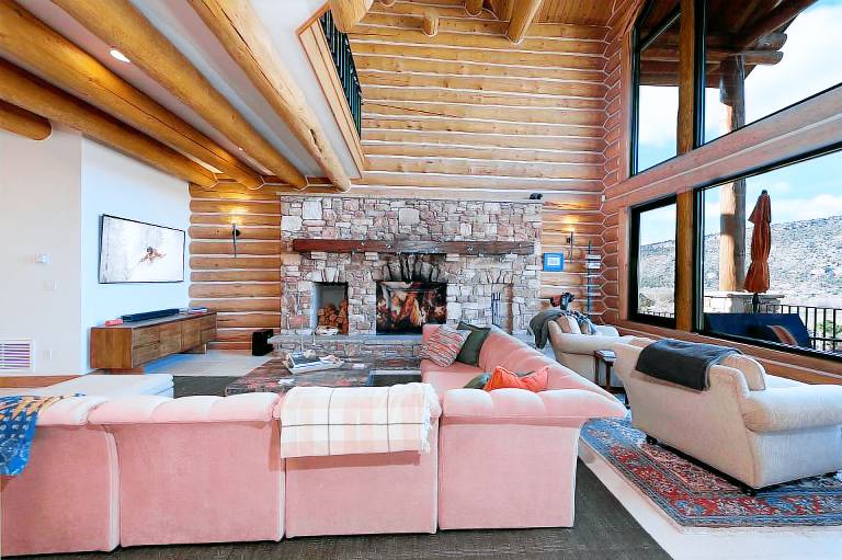 Log Cabin with Amazing deck & views - 3 miles to downtown DGO - Hot Tub/AC — photo 4