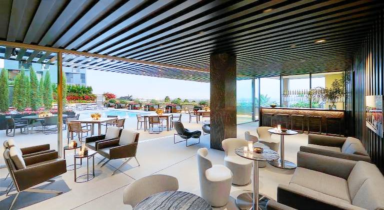 Beautiful serviced apartment with terrace & pool | Dogs allowed in Beverly Hills, CA