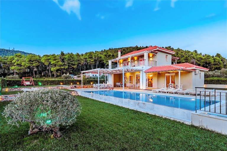 Villa with barbecue, terrace & private pool — photo 3