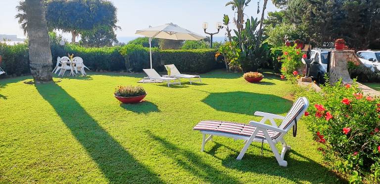 Lovely villa with yard, pool & grill | Sea view | Pets are welcome — photo 2