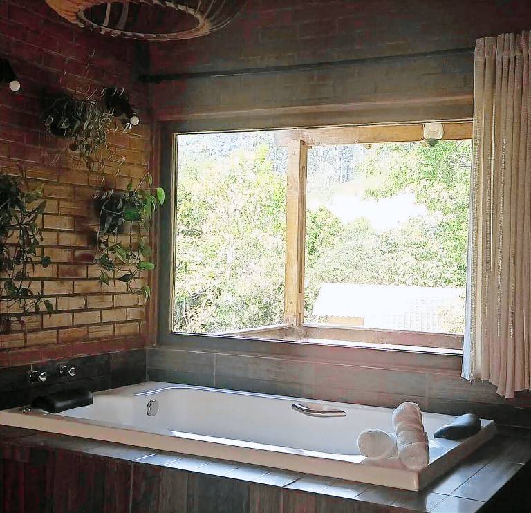 Lodge with garden & hot tub — photo 3