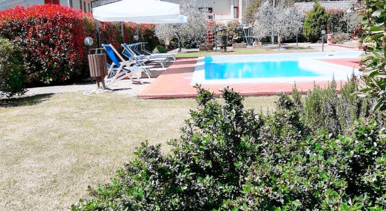 Apartment with pool, barbecue & garden — photo 3