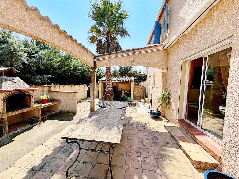 Villa with barbecue & garden — photo 2