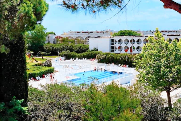 Pleasant serviced apartment with pool, terrace & yard | Close to the beach | Pet-friendly — photo 4