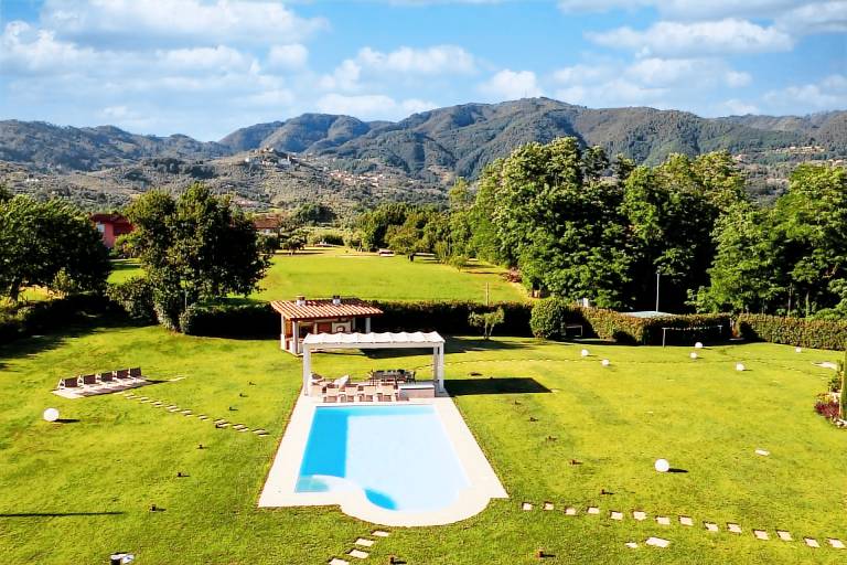 Villa with private pool, barbecue & garden — photo 4