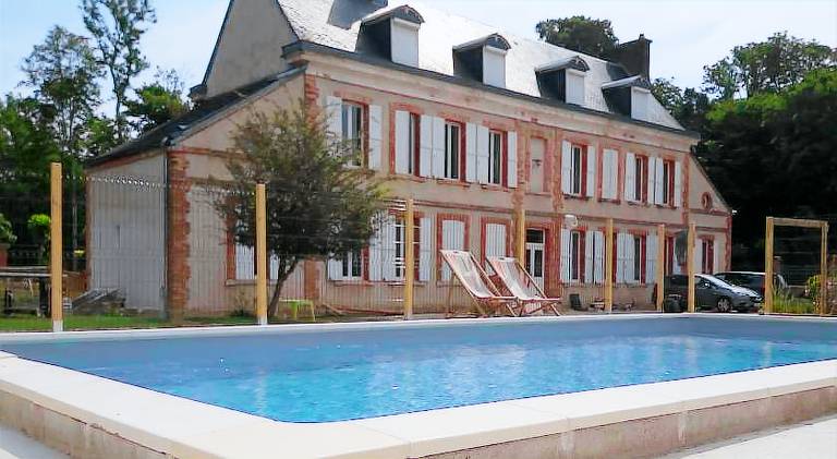 Vacation home with barbecue, patio & yard in Reims