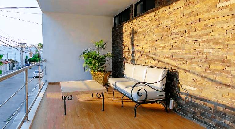 Rental apartment with patio — photo 3