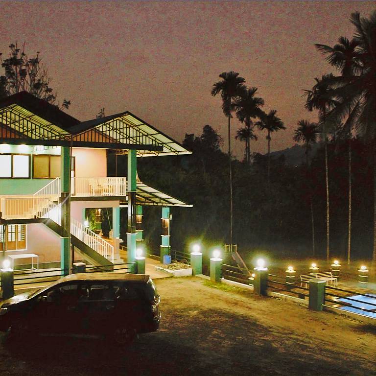 Villa with yard & pool — photo 3