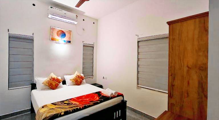WHITEFORT ROHINI — photo 2