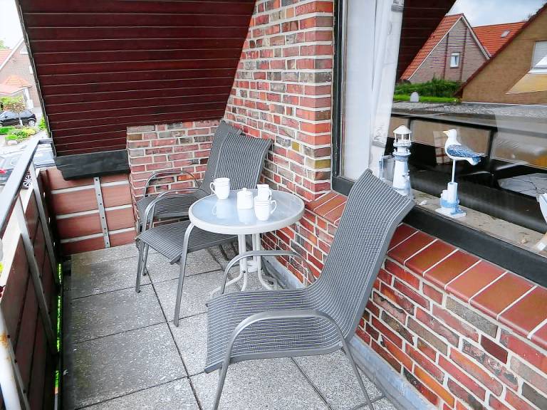 Wärme und Wohnlichkeit: Die Obergeschosswohnung stellt für 4 bis 5 Personen viel zur Verfügung. Auf dem großen Balkon lassen sich tolle Spieleabende ausrichten. — photo 2