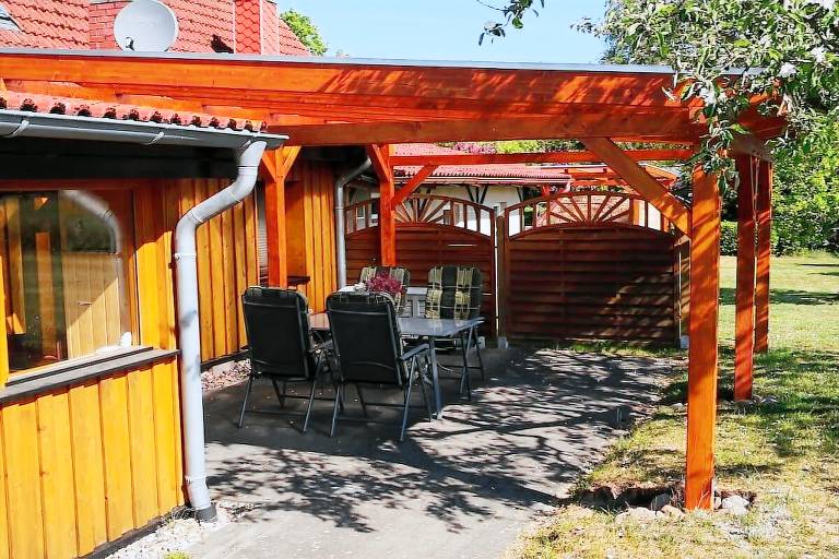 Vacation home with patio, yard & barbecue — photo 2
