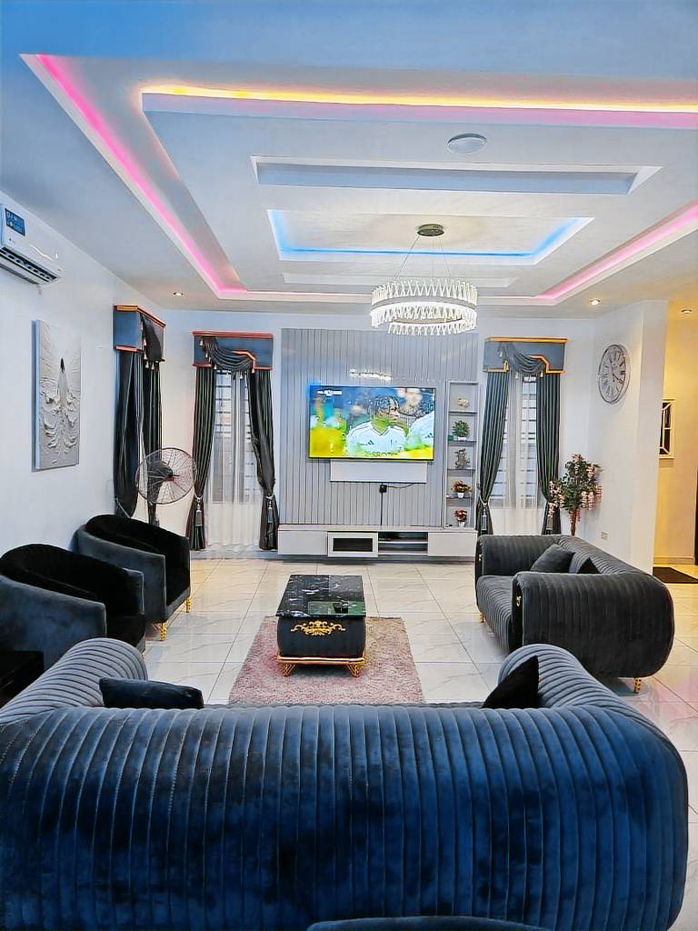 LUXUS Maisonette mit 5 Schlafzimmern und Swimmingpool