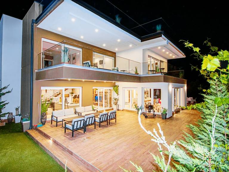 Fully equipped house with yard, private pool & terrace | Sea view | Dogs allowed in Pula
