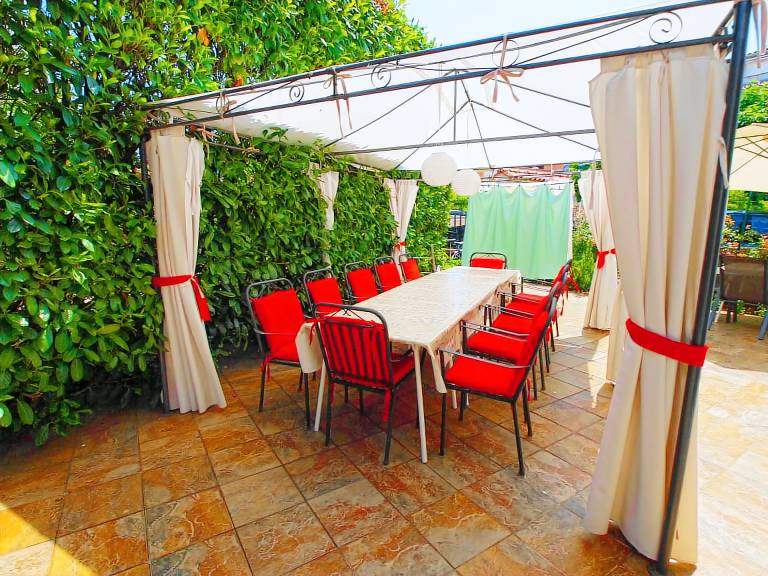 Holiday apartment with terrace — photo 4