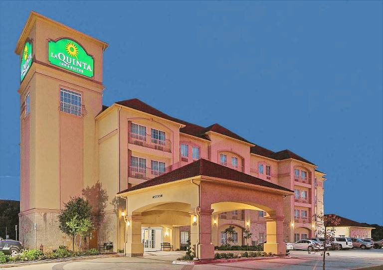La Quinta Inn & Suites by Wyndham DFW Airport West - Bedford in Bedford, TX